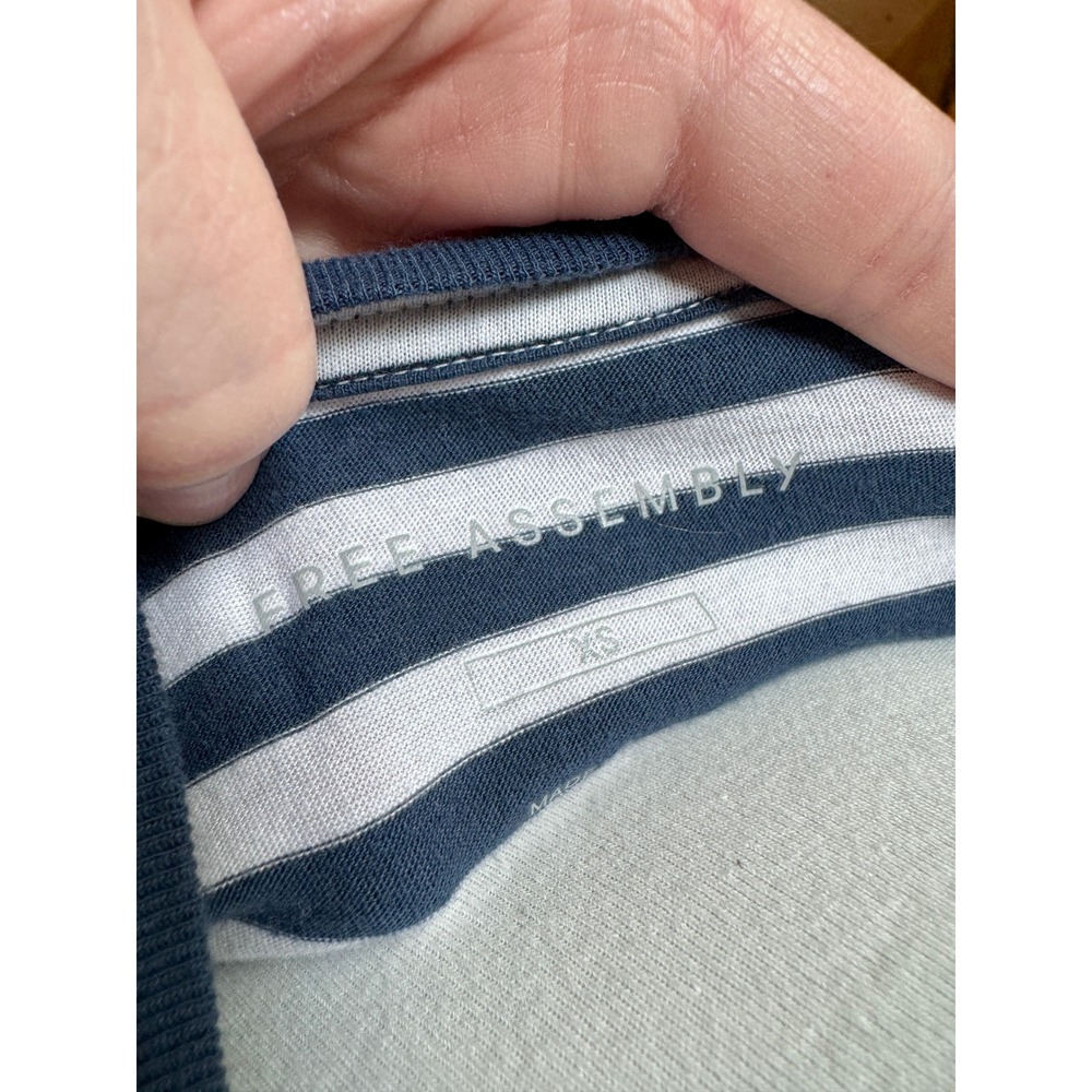 Free Assembly White & Navy Striped T-Shirt Women's XS - Picture 6 of 6